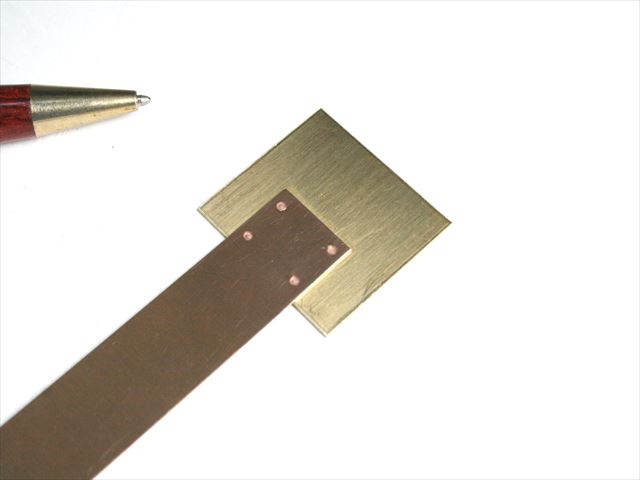 「真鍮 t1.0」と「りん青銅 t0.6」のスポット溶接テスト画像