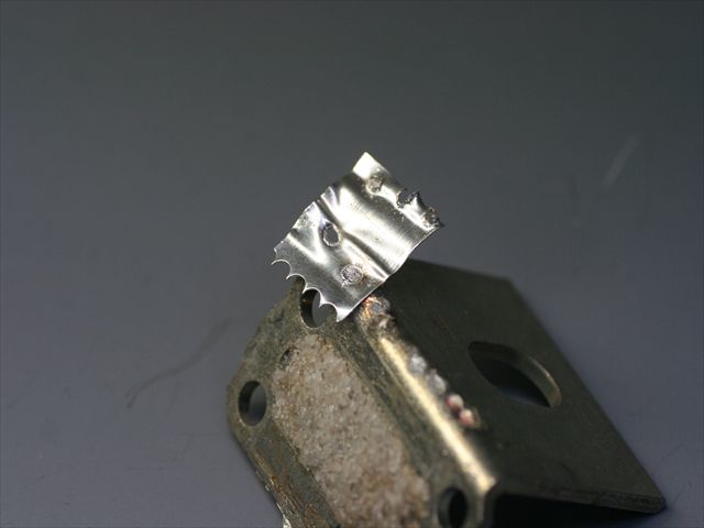 銀（ｔ0.1）と真鍮（スズメッキ　ｔ1.2）のスポット溶接テスト画像