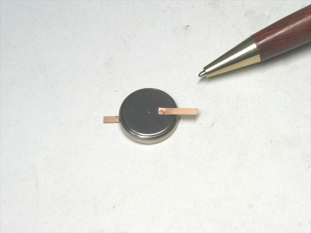 コイン形リチウム電池 タブのスポット溶接画像