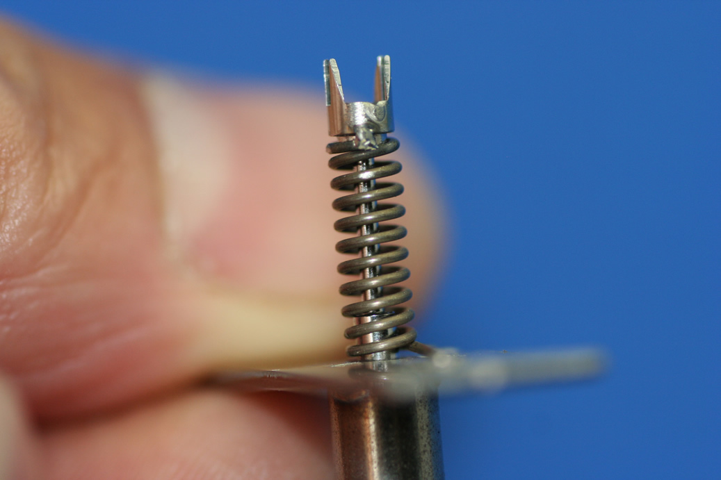 SUS304　シャフトとSUS304コイルバネφ0.45の精密アーク溶接画像