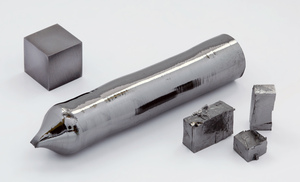 Tantalum_single_crystal_and_1cm3_cube.jpg