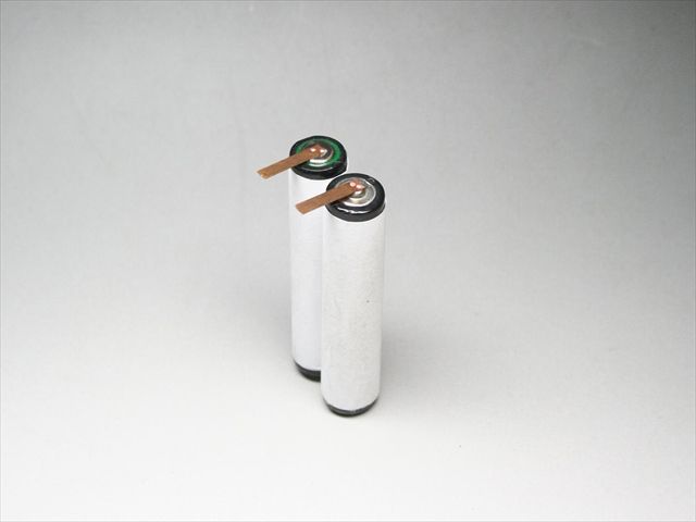 単4形アルカリ乾電池 　タブのスポット溶接画像