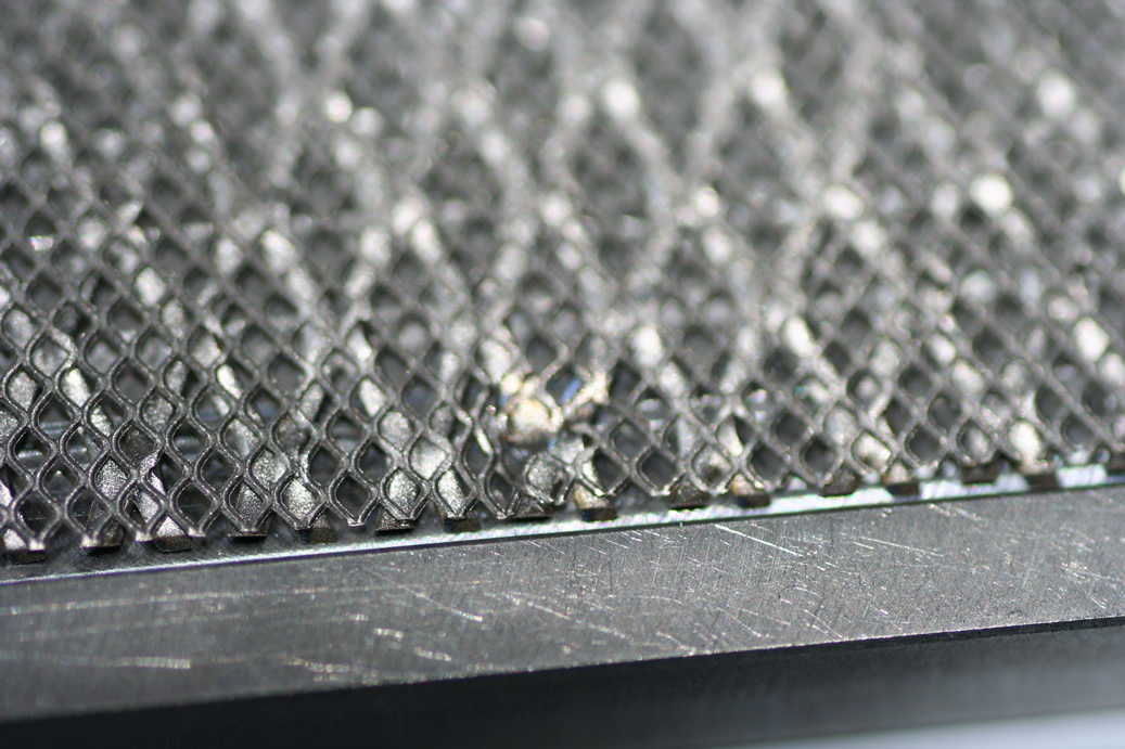 チタンエキスパンドルメタルと、チタン切削品のマイクロスポット溶接画像